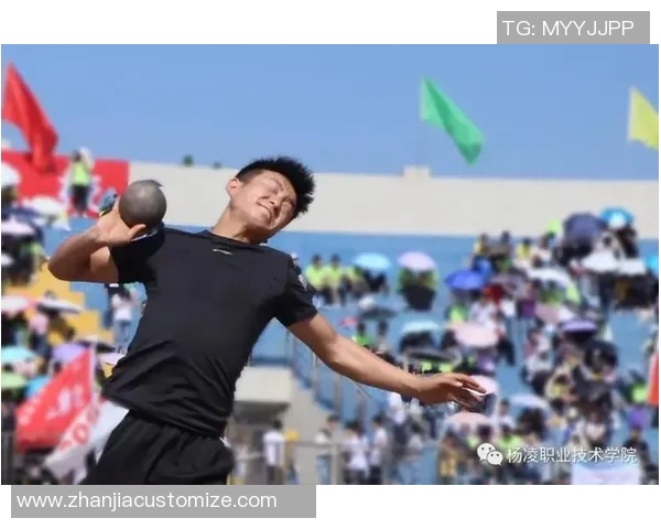 足球球星奖杯挂件精美设计展现荣耀时刻，完美呈现运动激情与胜利风采